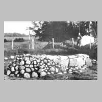 089-0053 Ausgrabung des Huegelgrabes bei Sanditten. Die -Steinkiste- wurde als vorgeschichtliches Denkmal wieder hergestellt. .jpg